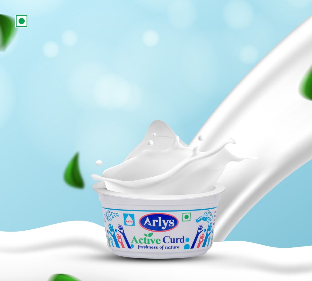 Container of Arlys Active Curd with a white milk splash against a blue background, conveying freshness and energy.